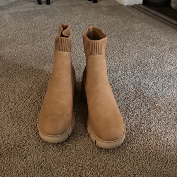 Tan chunky Chelsea booties - Picture 2 of 4